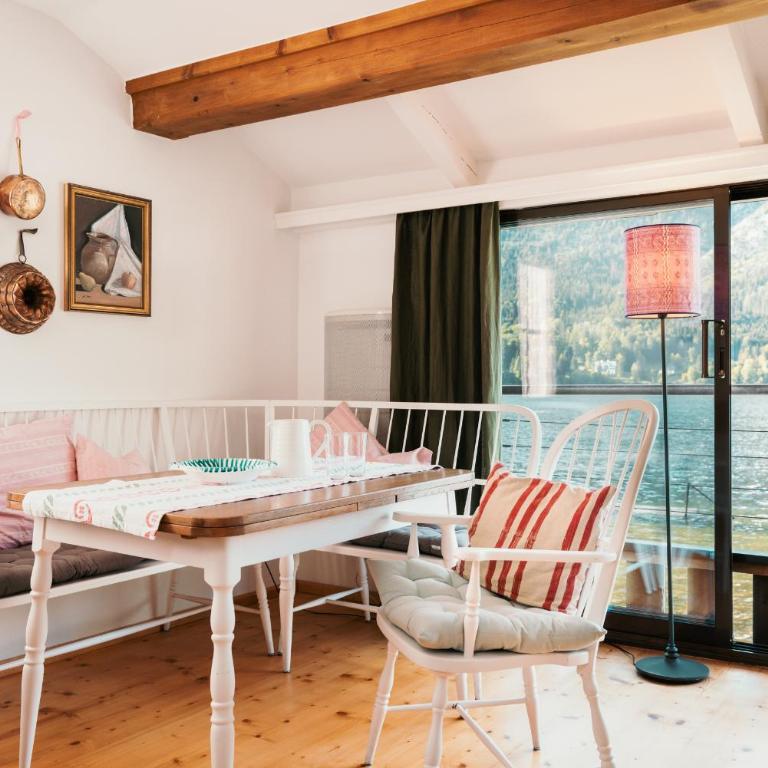 Strandcafé Hideaways Altaussee - One-Bedroom Apartment with Balcony and Water View - 10