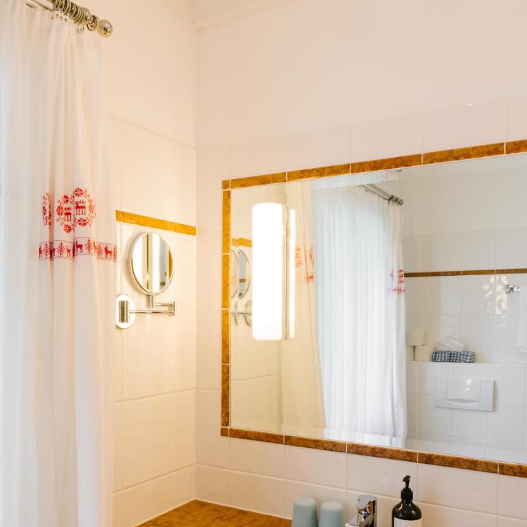 Strandcafé Hideaways Altaussee - Two-Bedroom Apartment with Lake View - 17