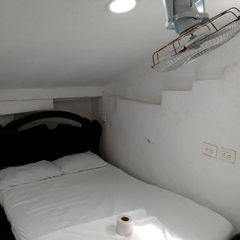 Hostal #10-33 - Double Room with Shared Bathroom - 1