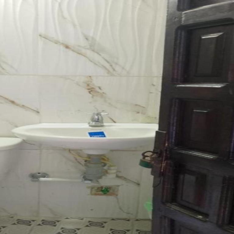 Hostal #10-33 - Double Room with Shared Bathroom - 3