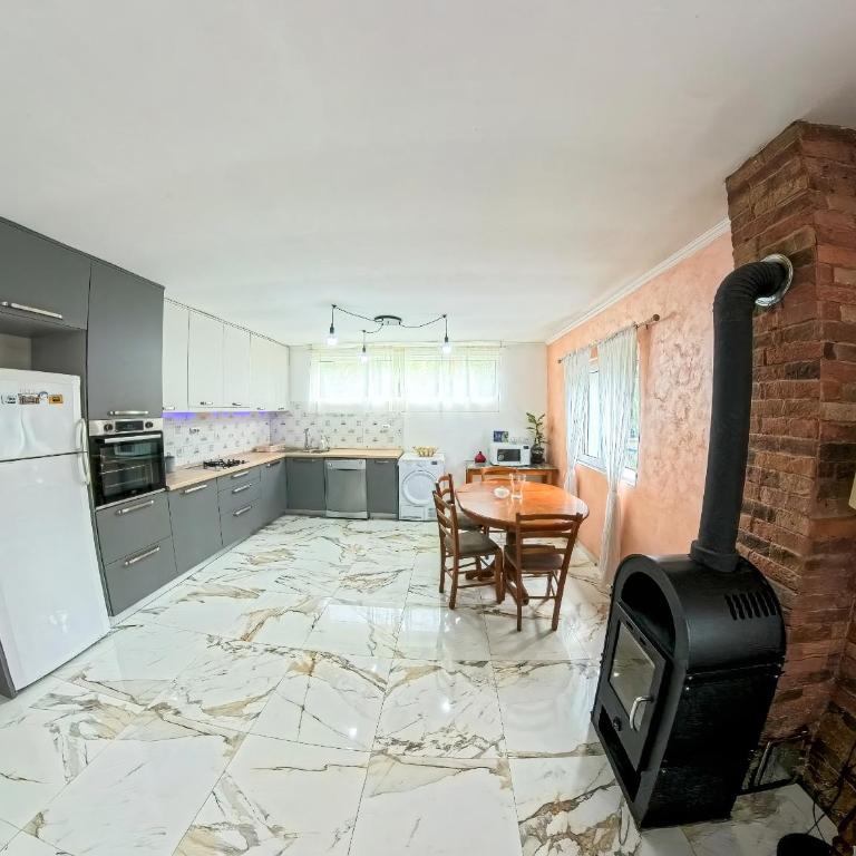 Tivat Garden Apartments - Near Airport & Beach, Quiet Stay - Two-Bedroom Apartment - 10