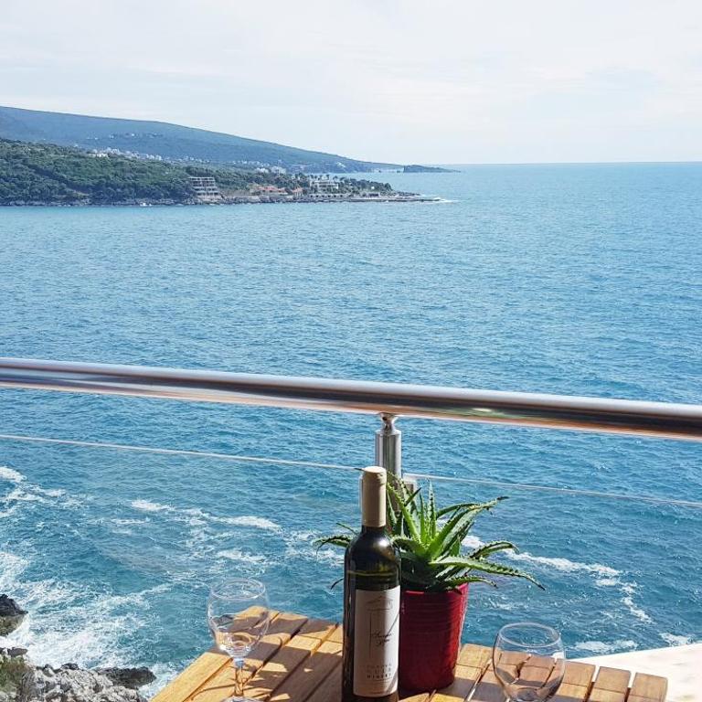 Emerald Dreamscape with Private Beach & Pool - One-Bedroom Apartment - 3