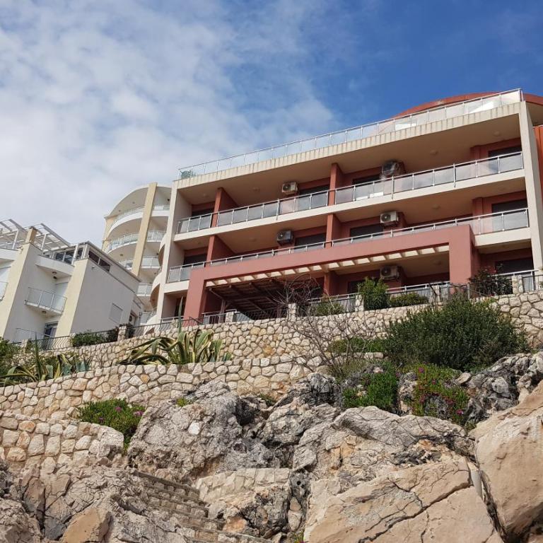 Emerald Dreamscape with Private Beach & Pool - One-Bedroom Apartment - 22