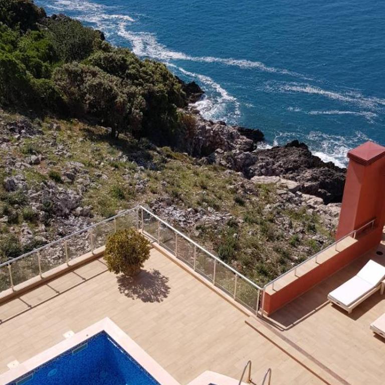 Emerald Dreamscape with Private Beach & Pool - One-Bedroom Apartment - 28