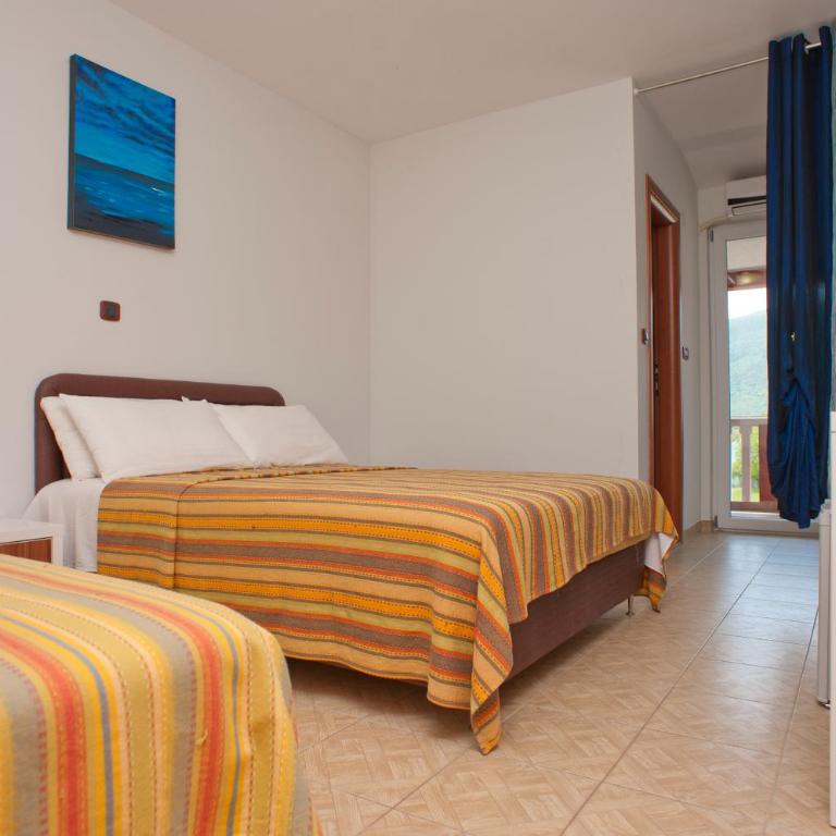 Apartments Gold - Triple Room with Terrace - 2