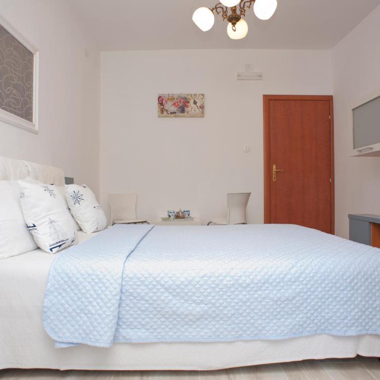 Apartments Gold - Studio with Terrace - 3