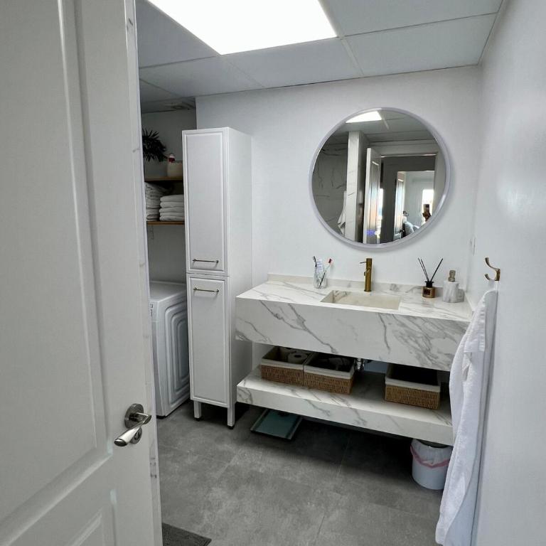 Newly Renovated City & Beach Apartment - Apartamento de 2 dormitorios con balcón y vistas al mar - 18