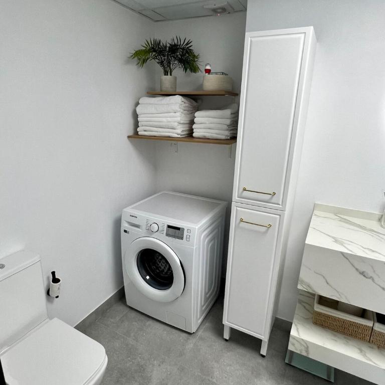 Newly Renovated City & Beach Apartment - Apartamento de 2 dormitorios con balcón y vistas al mar - 32