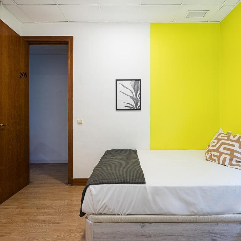 Live it Madrid Gran Vía - Standard Double Room with Shared Bathroom - 7