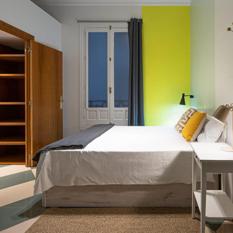Live it Madrid Gran Vía - Standard Double Room with Shared Bathroom - 11