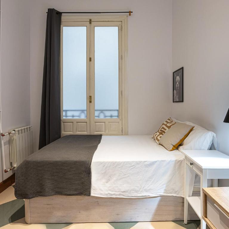 Live it Madrid Gran Vía - Standard Double Room with Shared Bathroom - 8