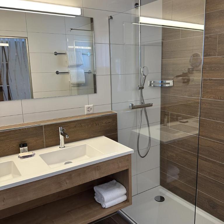 Central Sporthotel Davos - Suite mit zwei Schlafzimmern und Balkon - 5