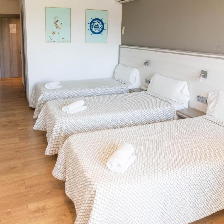 Hotel Planas - Habitación Triple (2 adultos + 1 niño) - 9