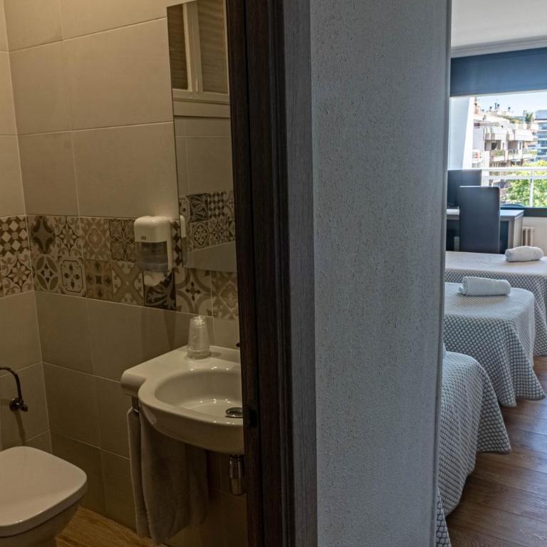 Hotel Planas - Habitación Triple (2 adultos + 1 niño) - 10