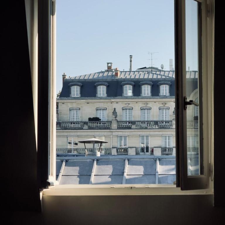 Luxury Suite, Montaigne & Champs Elysées - One-Bedroom Apartment with View - 4