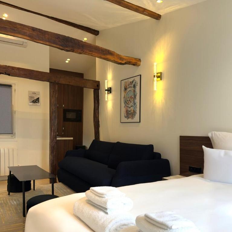 Luxury Suite, Montaigne & Champs Elysées - One-Bedroom Apartment with View - 10