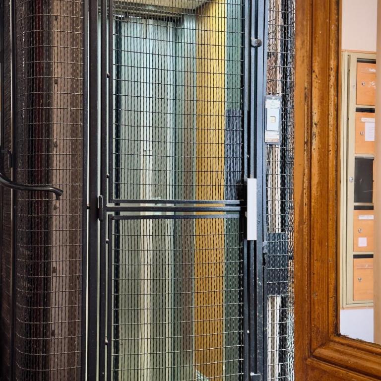 Luxury Suite, Montaigne & Champs Elysées - One-Bedroom Apartment with View - 17