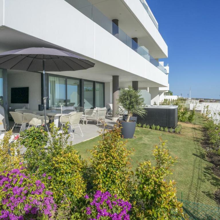 Fabuloso apartamento con jardín privado y jacuzzi. - Apartamento con vistas a la piscina - 2