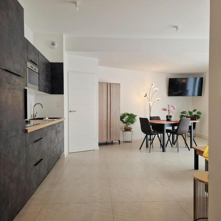 AYAPI - Appartement neuf 3 étoiles avec terrasse et jardin - bord de plage - Appartement 1 Chambre - Vue sur Jardin - 14