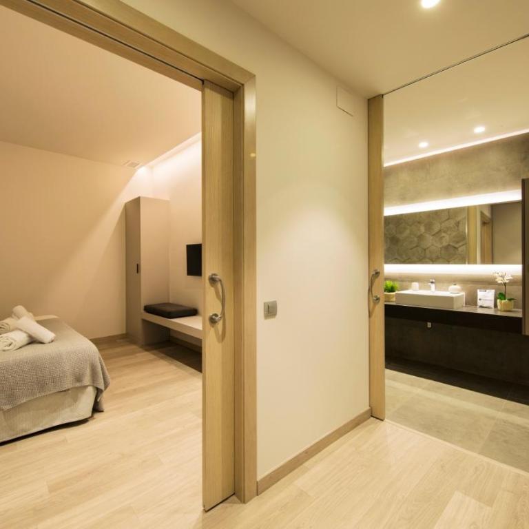 Fisa Rentals Ramblas Apartments - Two-Bedroom Deluxe Apartment - 3