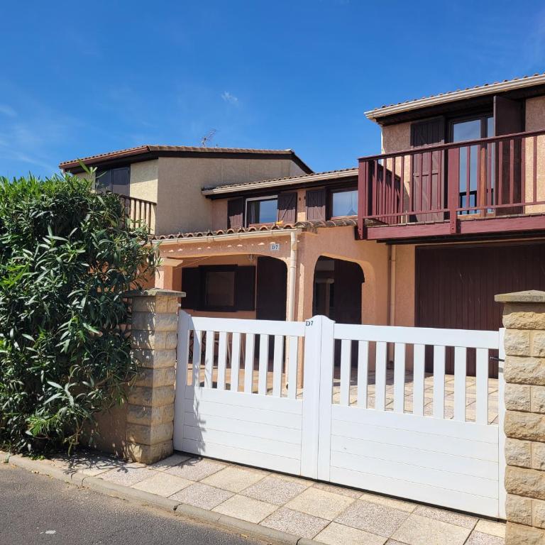 Domaine de vacances 600m de la plage villa climatisee 3 chambres 6 couchages terrasse WIFI animations et piscines en supplement LRPDSD7 - Maison 3 Chambres - 1