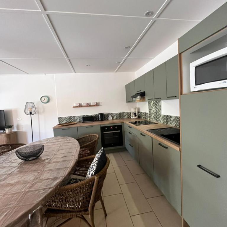 Domaine de vacances 600m de la plage villa climatisee 3 chambres 6 couchages terrasse WIFI animations et piscines en supplement LRPDSD7 - Maison 3 Chambres - 5