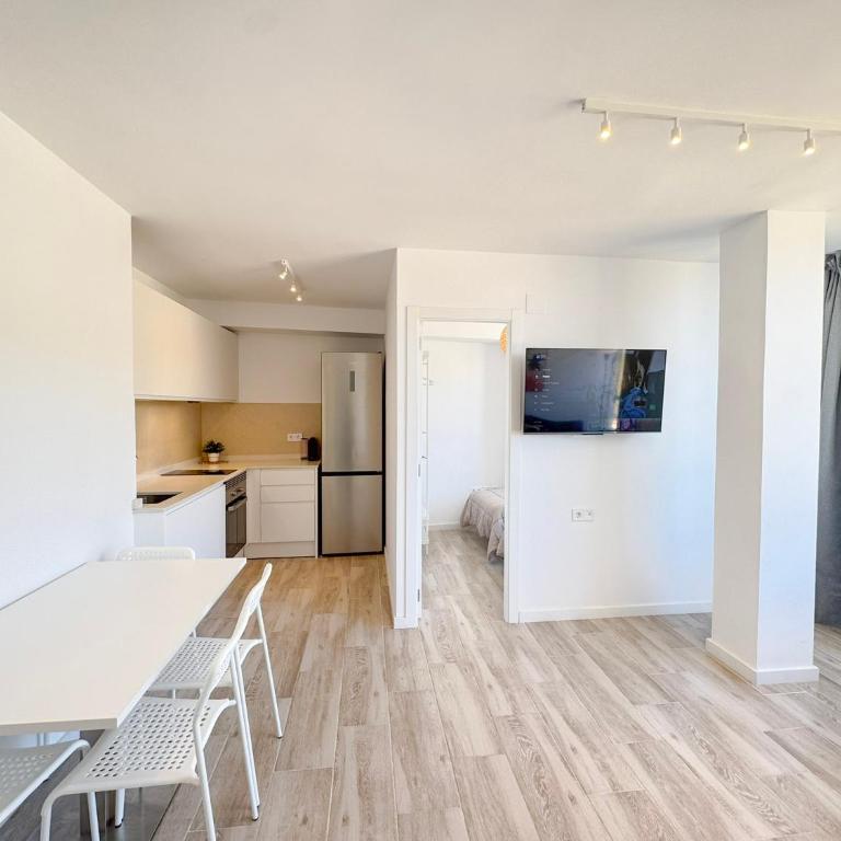 NUEVO, primera linea de playa, con piscina y vistas al mar - Two-Bedroom Apartment - 18
