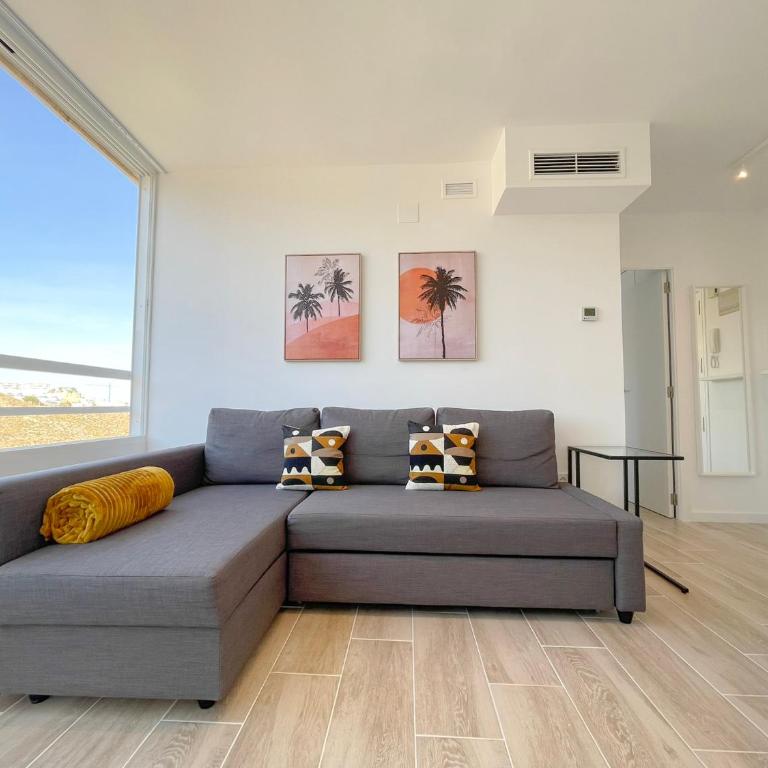 NUEVO, primera linea de playa, con piscina y vistas al mar - Two-Bedroom Apartment - 4