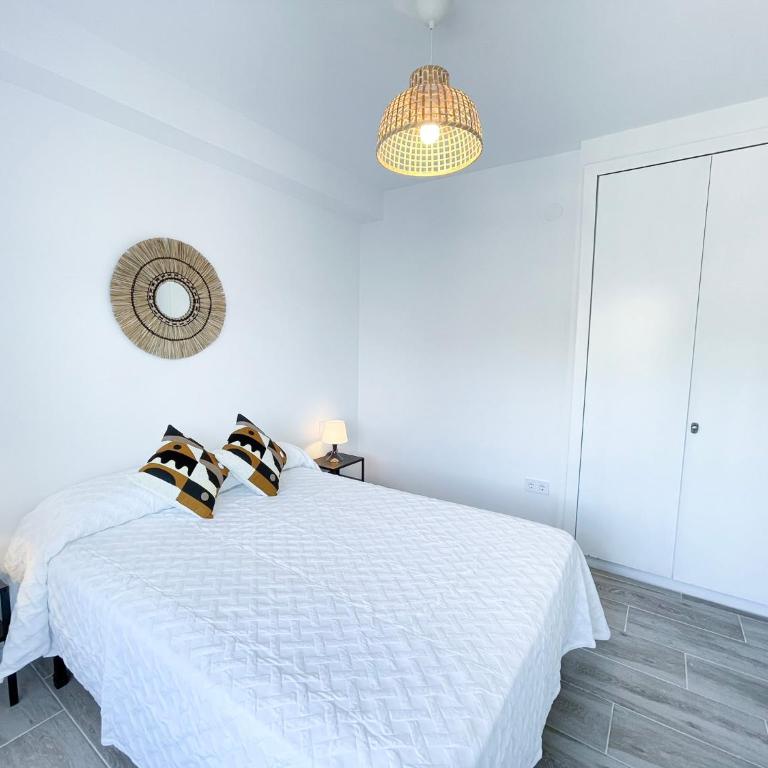 NUEVO, primera linea de playa, con piscina y vistas al mar - Two-Bedroom Apartment - 28