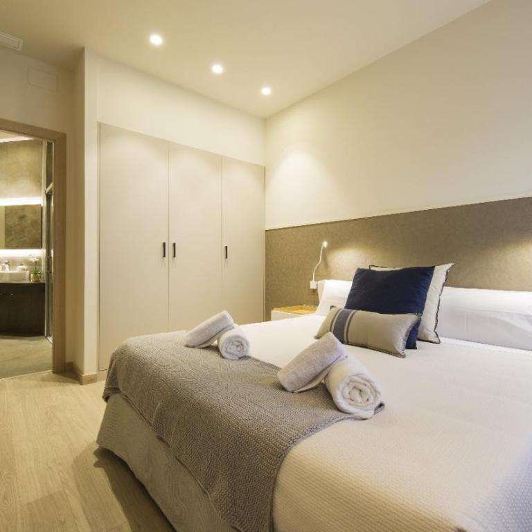 Fisa Rentals Ramblas Apartments - Deluxe One-Bedroom Apartment - 2