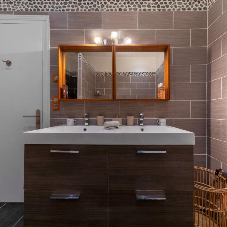 Maison Petillat - Calme en plein centre - 2 chambres 80m2, Wifi - Maison 2 Chambres - 28