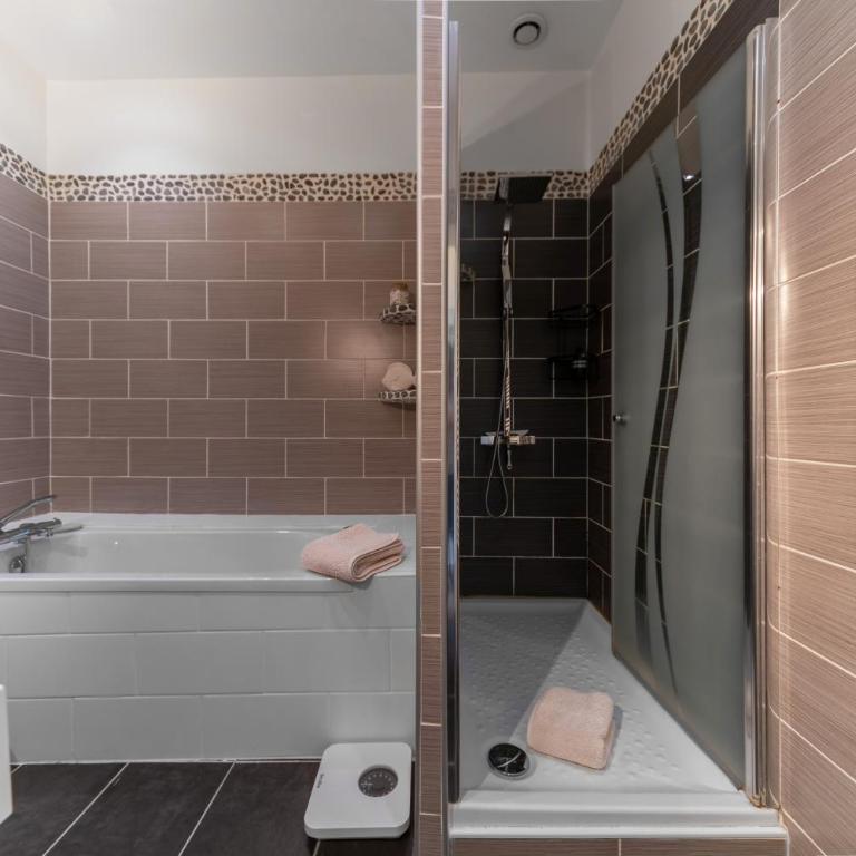 Maison Petillat - Calme en plein centre - 2 chambres 80m2, Wifi - Maison 2 Chambres - 24