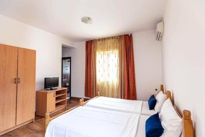 Apartmani Franeta Budva - Dvokrevetna Soba s Bračnim Krevetom/Zasebnim Krevetima i Kupatilom - 9