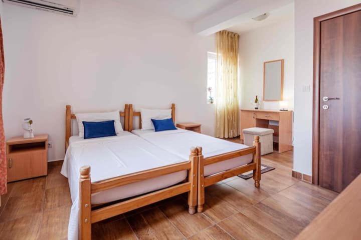 Apartmani Franeta Budva - Dvokrevetna Soba s Bračnim Krevetom/Zasebnim Krevetima i Kupatilom - 6