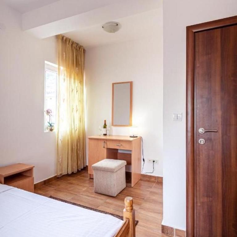 Apartmani Franeta Budva - Dvokrevetna Soba s Bračnim Krevetom/Zasebnim Krevetima i Kupatilom - 5