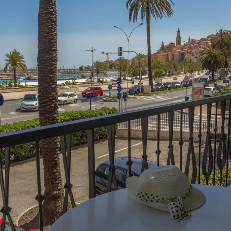 Studio face mer avec terrasse, proche plages et centre, Wifi gratuit - FR-1-196-216 - Studio - 1