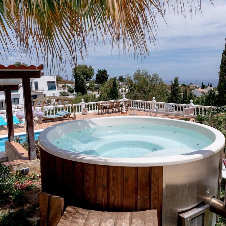Villa Aroha - Huge Villa, Sea Views & 2 pools - Villa - 60