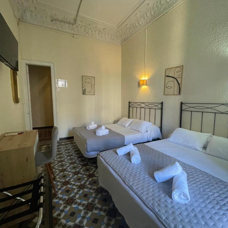 Hostal Balmes Centro - Habitación Cuádruple con baño privado - 1