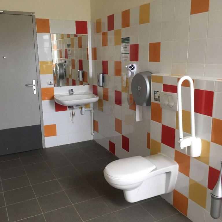 Auberge de Jeunesse HI Marseille Bois-Luzy - Chambre avec 2 Lits Superposés - Salle de Bains Commune - 4
