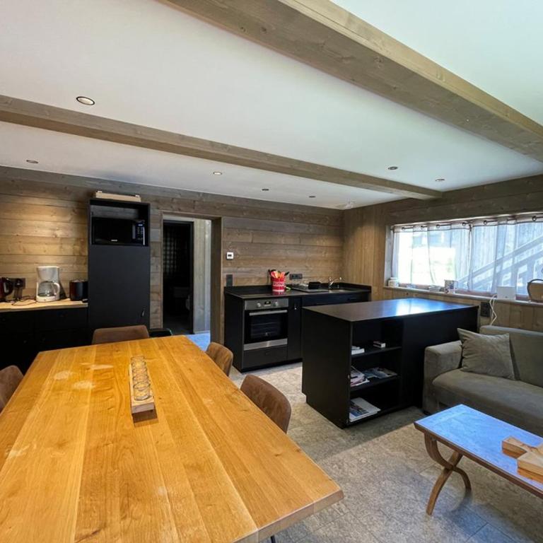 Appartement rénové, 6 pers, 2 ch + coin montagne, centre Crest-Voland, parking, skiroom, WIFI - Three-Bedroom Apartment - 1