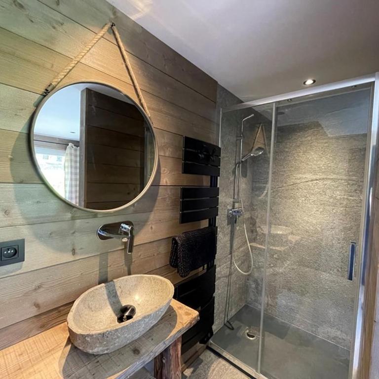 Appartement rénové, 6 pers, 2 ch + coin montagne, centre Crest-Voland, parking, skiroom, WIFI - Three-Bedroom Apartment - 9