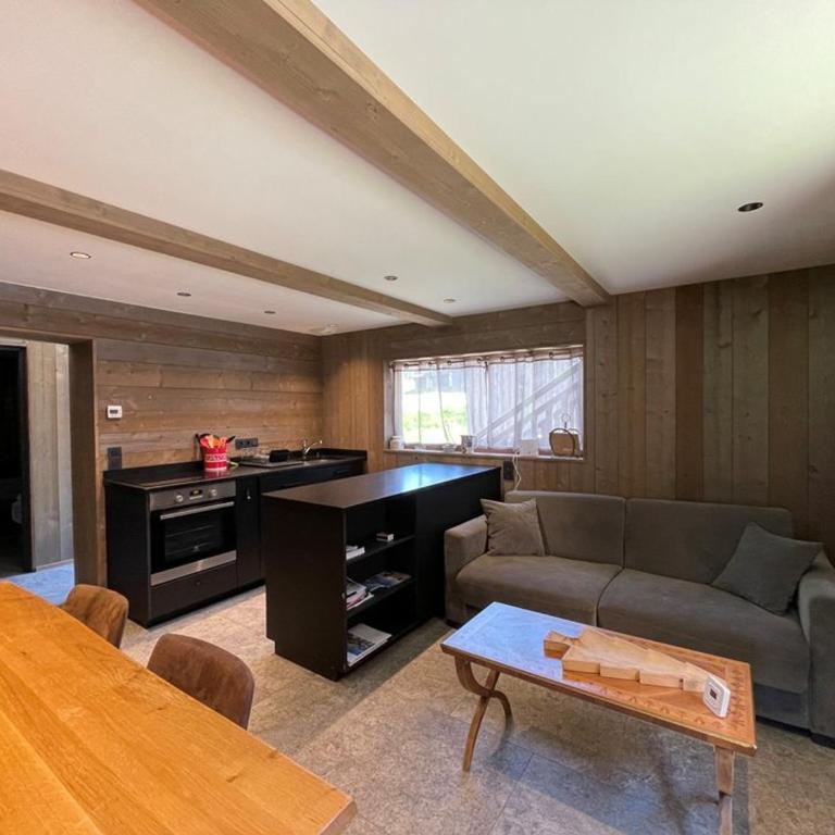 Appartement rénové, 6 pers, 2 ch + coin montagne, centre Crest-Voland, parking, skiroom, WIFI - Three-Bedroom Apartment - 11