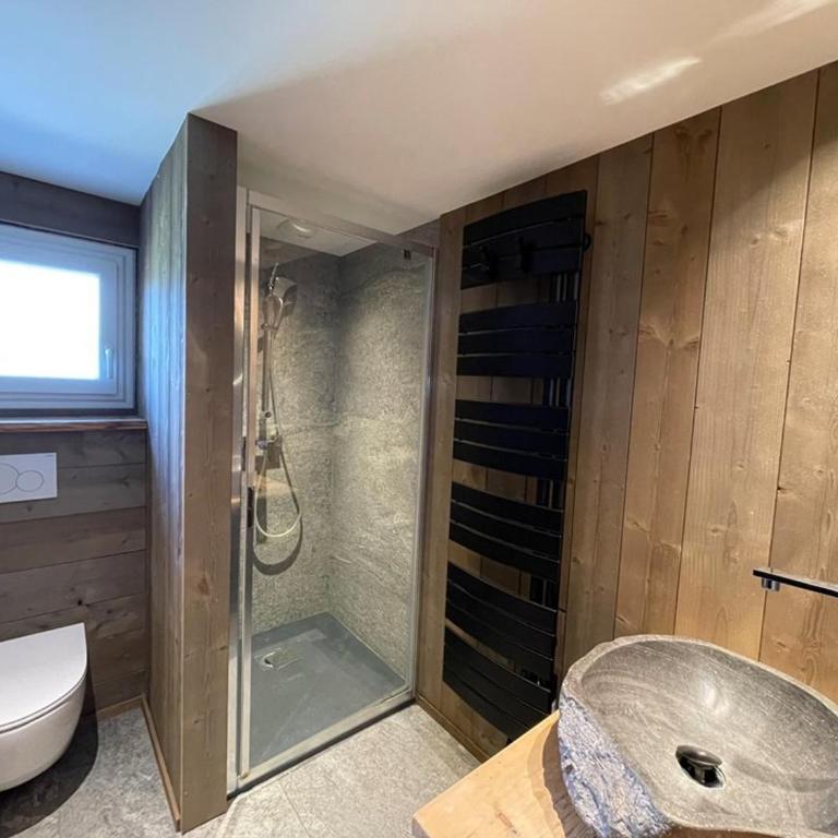 Appartement rénové, 6 pers, 2 ch + coin montagne, centre Crest-Voland, parking, skiroom, WIFI - Three-Bedroom Apartment - 12
