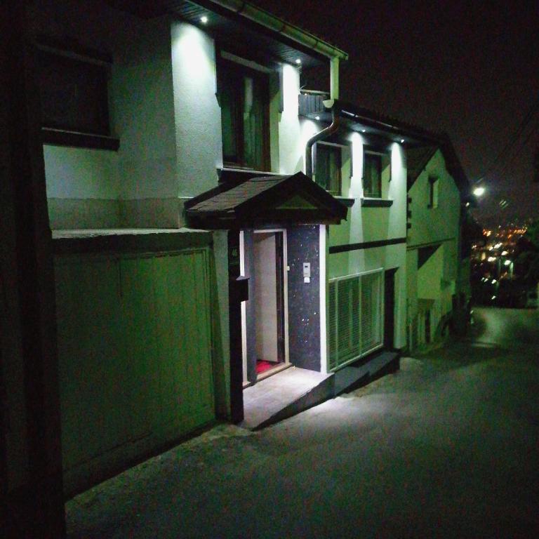 Private 4 Person House Private Garden Free Parking,3 Min Drive to Baščaršija, Old Town Sarajevo - Two-Bedroom Apartment - 28