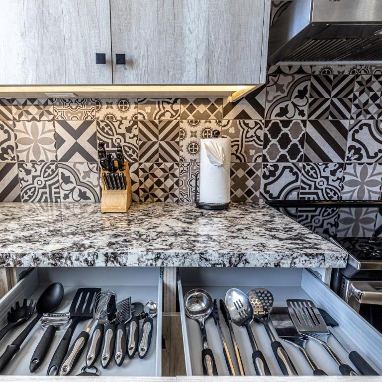 Deluxe Ground Floor 3 BR Sleeps 8 with Resort Amenities - Apartamento - 19