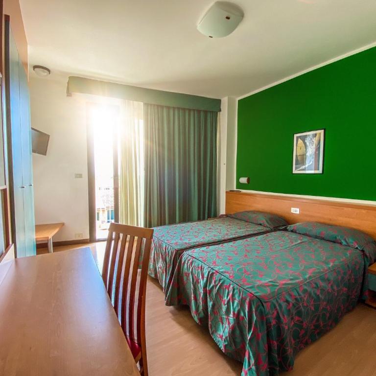 Hotel Fenix - Camera Doppia con Letti Singoli con Vista Parziale sul Mare - 4