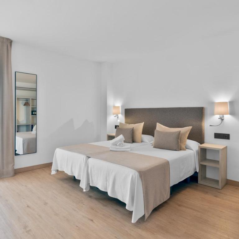 Hotel Costa Brava - Habitación Doble con balcón - 9
