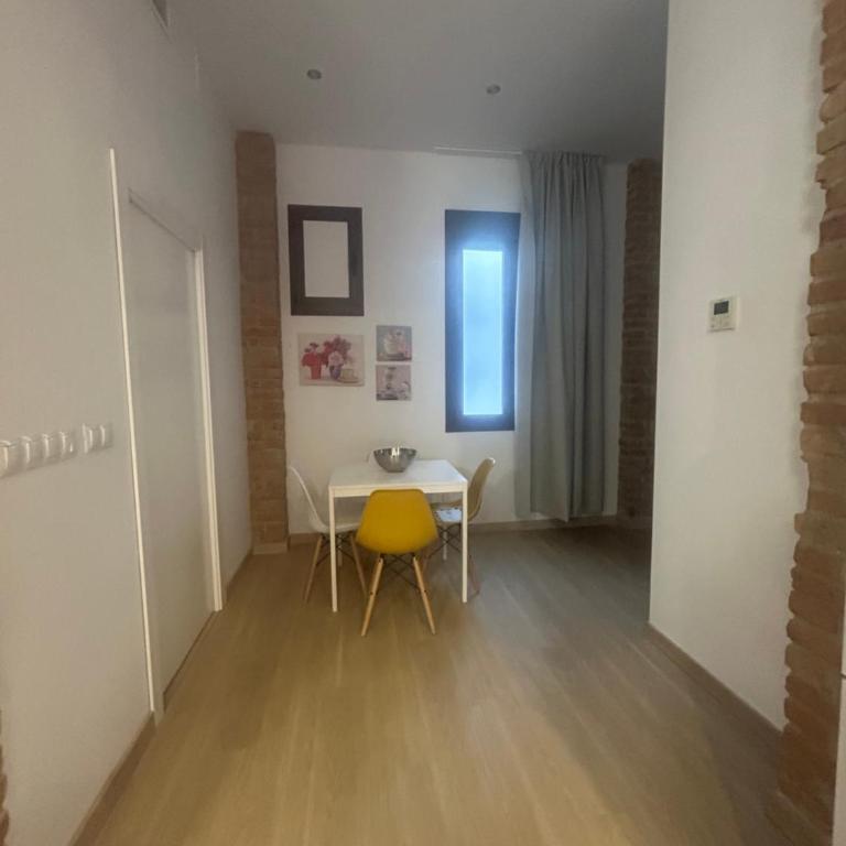 Apartamentos Mesones Catedral - Studio with Balcony - 11
