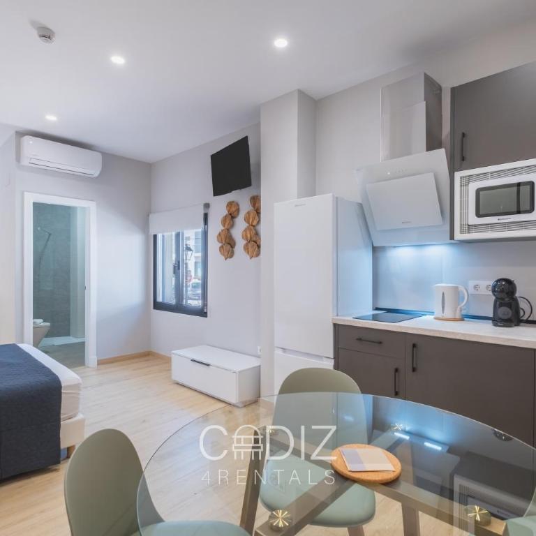 CORAL ZAHARA Suites by Cadiz4Rentals - Estudio Cuádruple - 1