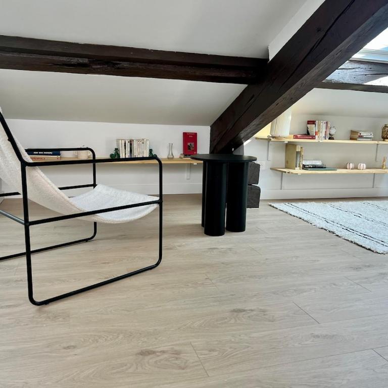 T2 sous les toits, entre gare et centre-ville, Grands buffets - Appartement 1 Chambre - 4